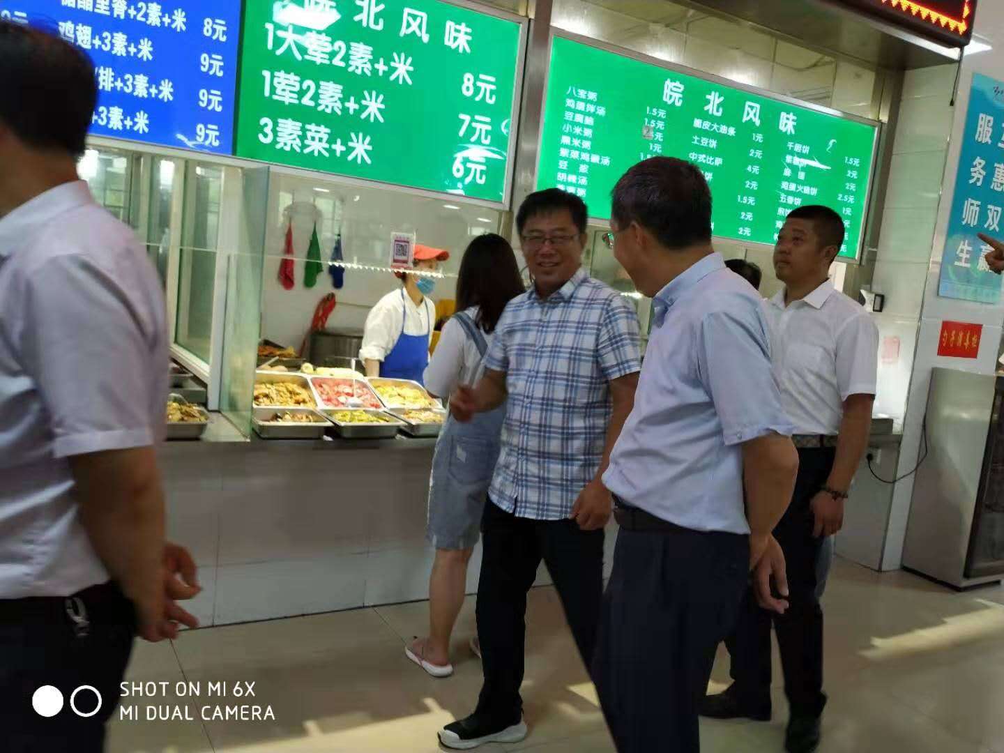 薛京处长介绍食堂的"明厨亮灶"